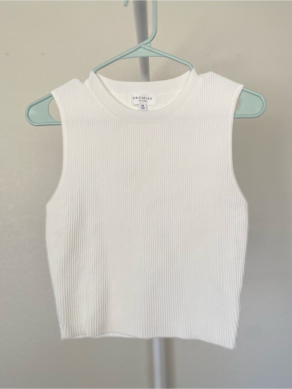 Promise Womenʻs White Ribbed Knit Crew Neckline Cropped Sleeveless Blouse Medium